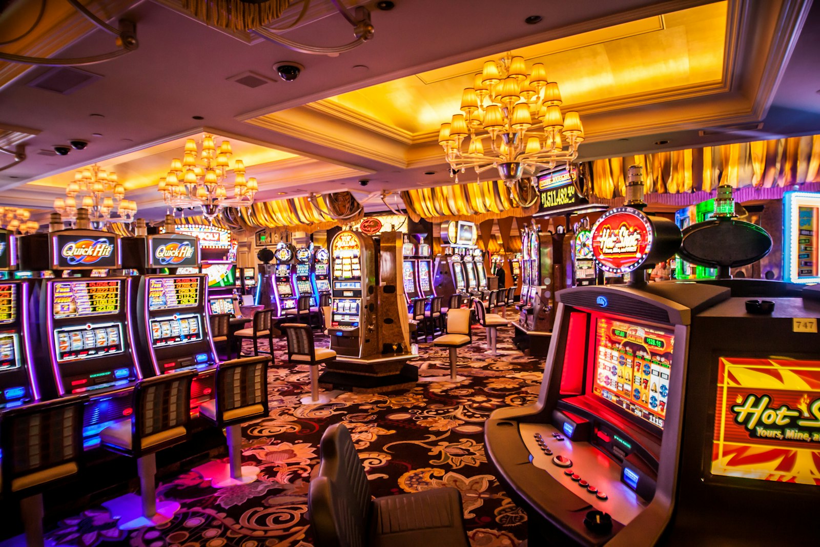 Ambiente de sala de juegos con mesas iluminadas.