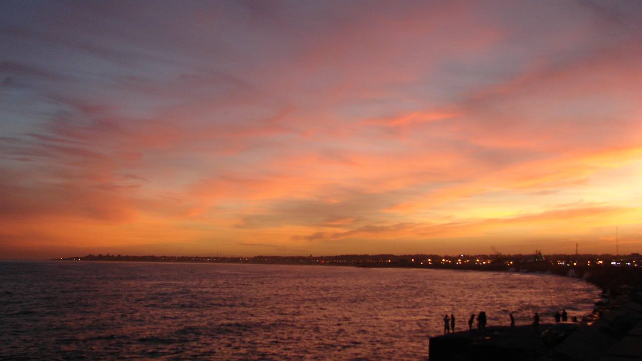 Balnearios y costa de Punta Mogotes, en Mar del Plata, vistos desde la playa.